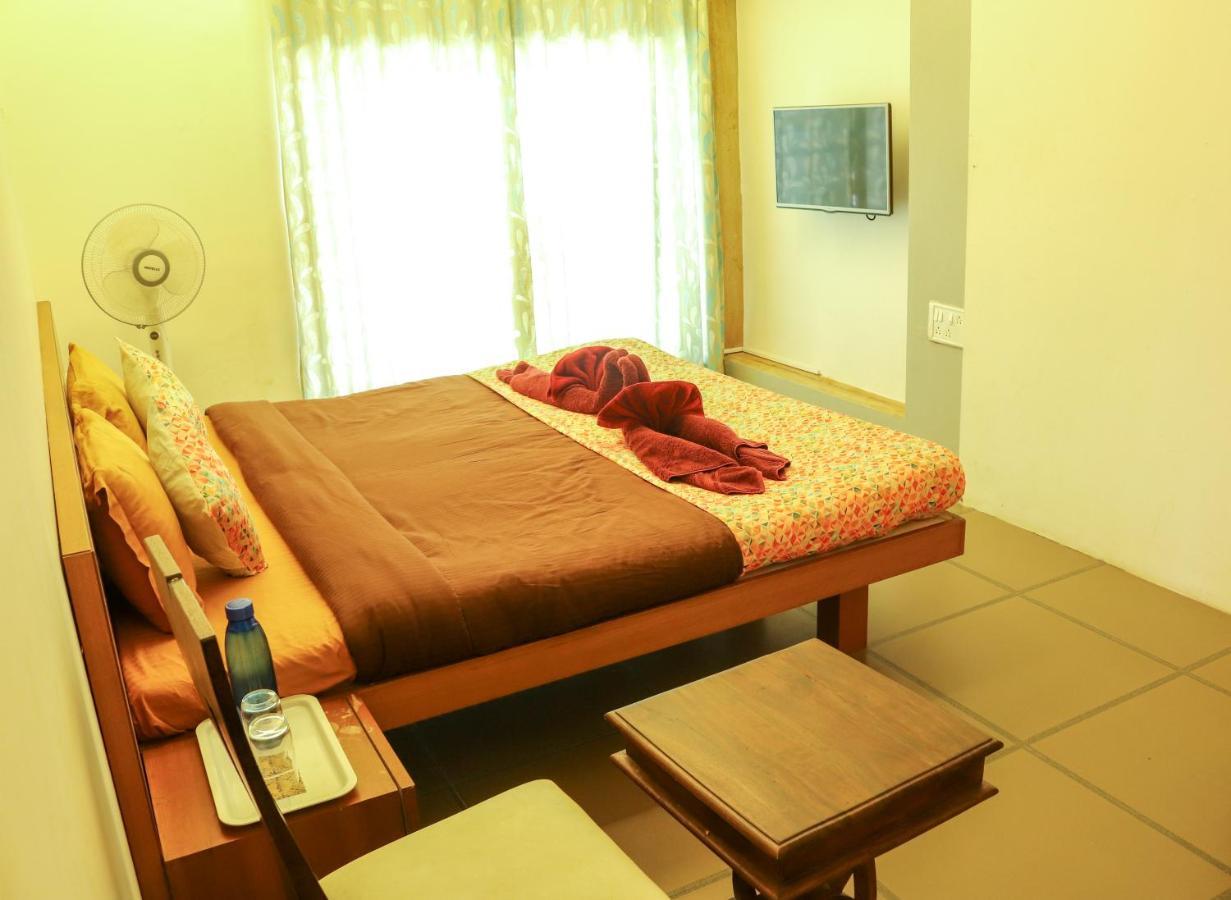 Bed and Breakfast Surya Kiran Miramar Panaji Esterno foto